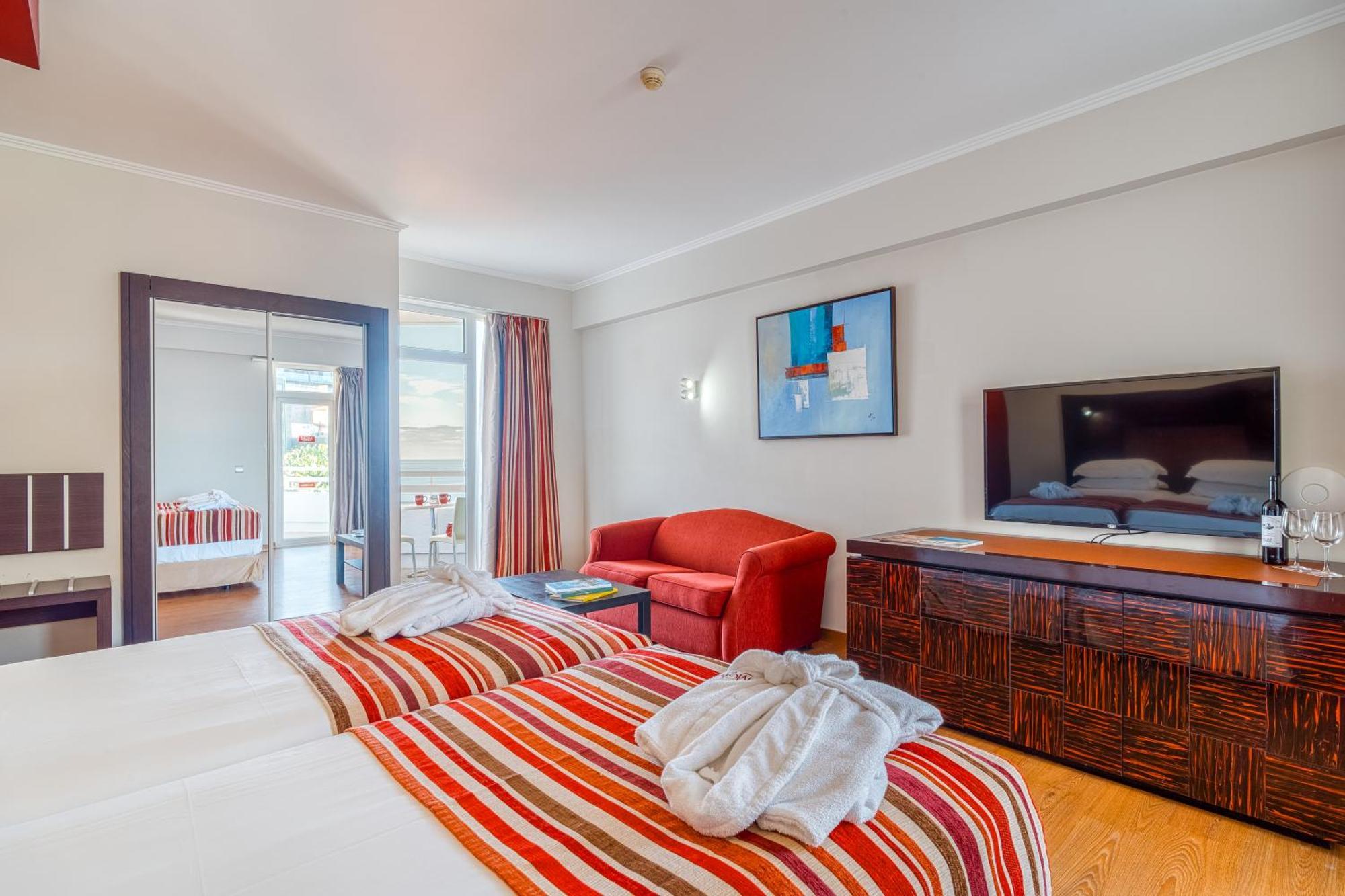 Deluxe Double or Twin Room with Sea View (3 Adults),1619167661:JPEG